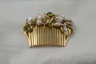 Pearl and Peridot Haircomb (NMNH G9918)::10448000